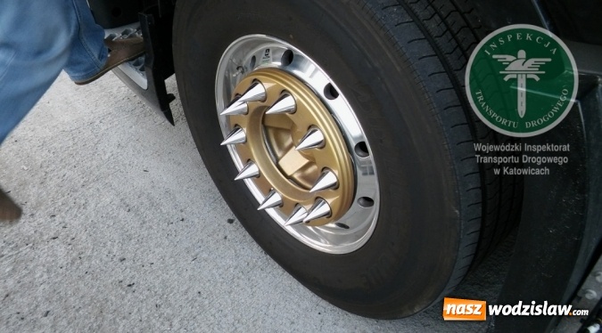 Zdjęcie w galerii na portalu naszwodzislaw.com: Grecki pojazd jak z Hollywood. Pomylił drogę z planem filmowym wiadomości z regionu