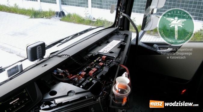 Zdjęcie w galerii na portalu naszwodzislaw.com: Grecki pojazd jak z Hollywood. Pomylił drogę z planem filmowym wiadomości z regionu