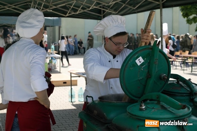 Zdjęcie w galerii na portalu naszwodzislaw.com: Piknikowa lekcja historii i patriotyzmu w Zespole Szkół Ponadgimnazjalnych nr 2 w Rydułtowach wiadomości z regionu