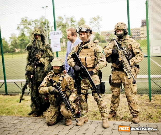 Zdjęcie w galerii na portalu naszwodzislaw.com: Piknikowa lekcja historii i patriotyzmu w Zespole Szkół Ponadgimnazjalnych nr 2 w Rydułtowach wiadomości z regionu