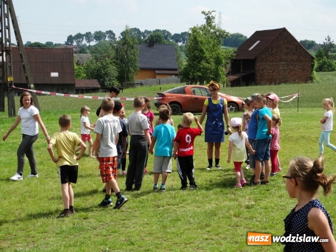 Zdjęcie w galerii na portalu naszwodzislaw.com: W Rzuchowie obchodzili Dzień Dziecka. W pomoc włączyli się strażacy z Głożyn wiadomości z regionu