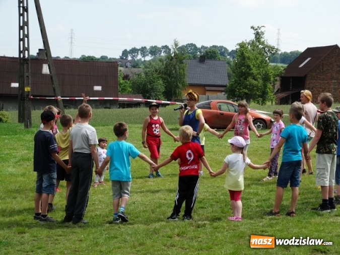Zdjęcie w galerii na portalu naszwodzislaw.com: W Rzuchowie obchodzili Dzień Dziecka. W pomoc włączyli się strażacy z Głożyn wiadomości z regionu