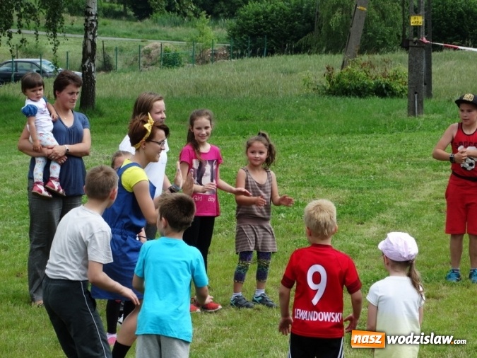 Zdjęcie w galerii na portalu naszwodzislaw.com: W Rzuchowie obchodzili Dzień Dziecka. W pomoc włączyli się strażacy z Głożyn wiadomości z regionu