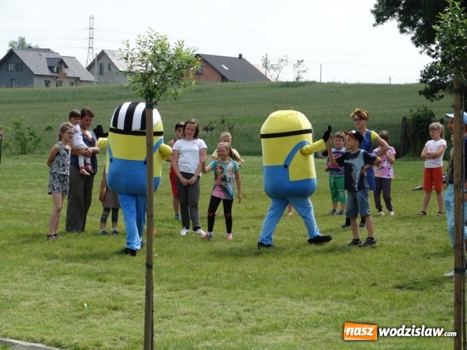 Zdjęcie w galerii na portalu naszwodzislaw.com: W Rzuchowie obchodzili Dzień Dziecka. W pomoc włączyli się strażacy z Głożyn wiadomości z regionu