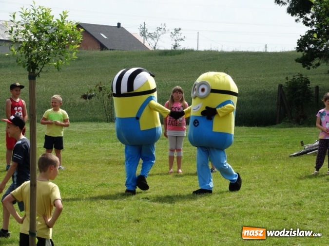 Zdjęcie w galerii na portalu naszwodzislaw.com: W Rzuchowie obchodzili Dzień Dziecka. W pomoc włączyli się strażacy z Głożyn wiadomości z regionu