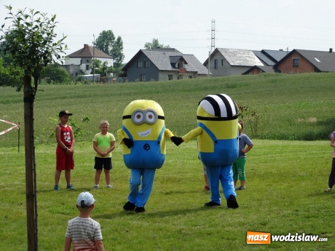 Zdjęcie w galerii na portalu naszwodzislaw.com: W Rzuchowie obchodzili Dzień Dziecka. W pomoc włączyli się strażacy z Głożyn wiadomości z regionu