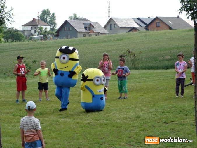 Zdjęcie w galerii na portalu naszwodzislaw.com: W Rzuchowie obchodzili Dzień Dziecka. W pomoc włączyli się strażacy z Głożyn wiadomości z regionu