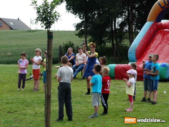 Zdjęcie w galerii na portalu naszwodzislaw.com: W Rzuchowie obchodzili Dzień Dziecka. W pomoc włączyli się strażacy z Głożyn wiadomości z regionu