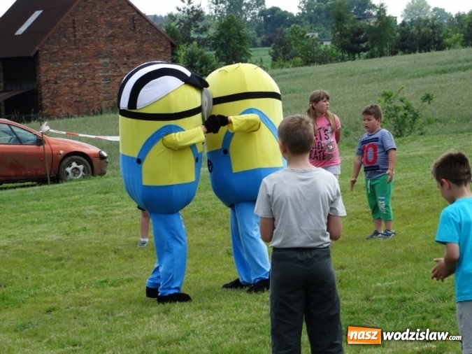 Zdjęcie w galerii na portalu naszwodzislaw.com: W Rzuchowie obchodzili Dzień Dziecka. W pomoc włączyli się strażacy z Głożyn wiadomości z regionu