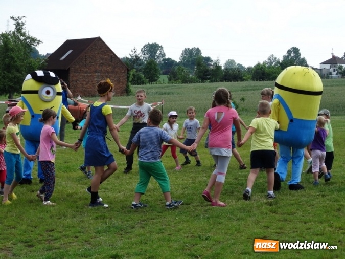 Zdjęcie w galerii na portalu naszwodzislaw.com: W Rzuchowie obchodzili Dzień Dziecka. W pomoc włączyli się strażacy z Głożyn wiadomości z regionu