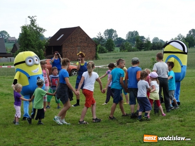 Zdjęcie w galerii na portalu naszwodzislaw.com: W Rzuchowie obchodzili Dzień Dziecka. W pomoc włączyli się strażacy z Głożyn wiadomości z regionu
