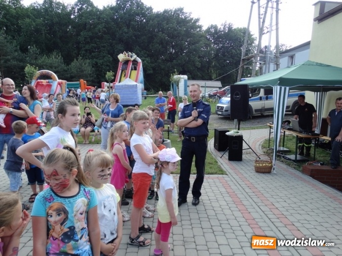 Zdjęcie w galerii na portalu naszwodzislaw.com: W Rzuchowie obchodzili Dzień Dziecka. W pomoc włączyli się strażacy z Głożyn wiadomości z regionu