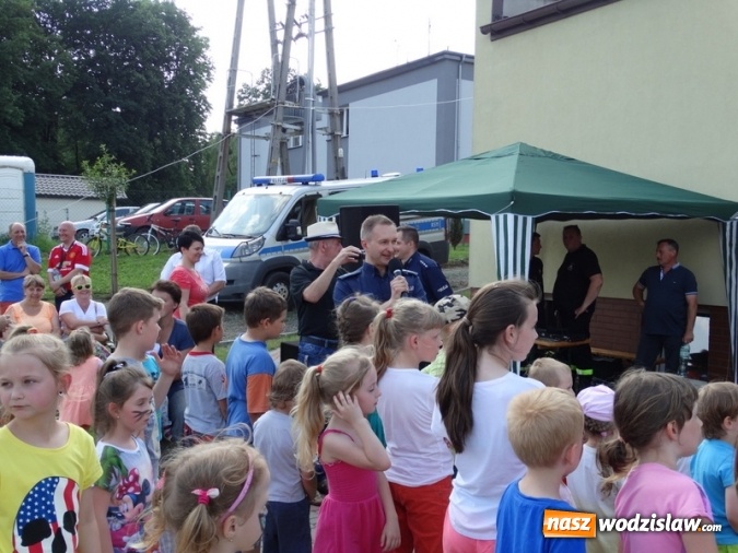 Zdjęcie w galerii na portalu naszwodzislaw.com: W Rzuchowie obchodzili Dzień Dziecka. W pomoc włączyli się strażacy z Głożyn wiadomości z regionu