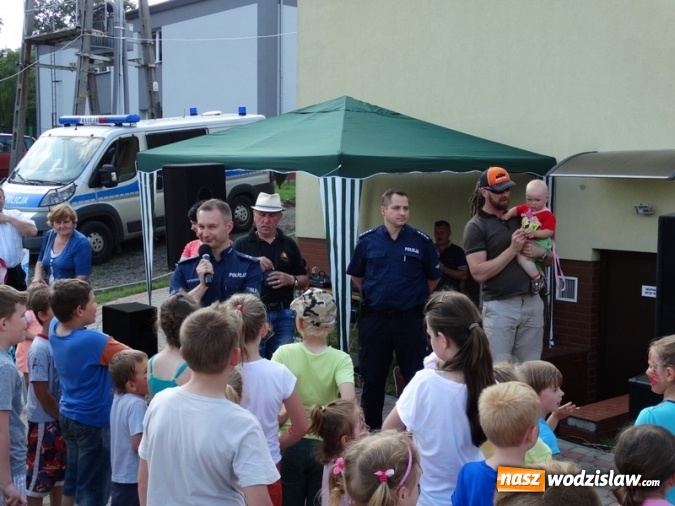 Zdjęcie w galerii na portalu naszwodzislaw.com: W Rzuchowie obchodzili Dzień Dziecka. W pomoc włączyli się strażacy z Głożyn wiadomości z regionu