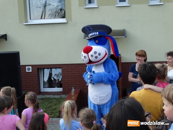 Zdjęcie w galerii na portalu naszwodzislaw.com: W Rzuchowie obchodzili Dzień Dziecka. W pomoc włączyli się strażacy z Głożyn wiadomości z regionu