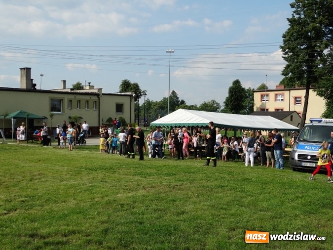 Zdjęcie w galerii na portalu naszwodzislaw.com: W Rzuchowie obchodzili Dzień Dziecka. W pomoc włączyli się strażacy z Głożyn wiadomości z regionu