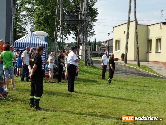 Zdjęcie w galerii na portalu naszwodzislaw.com: W Rzuchowie obchodzili Dzień Dziecka. W pomoc włączyli się strażacy z Głożyn wiadomości z regionu