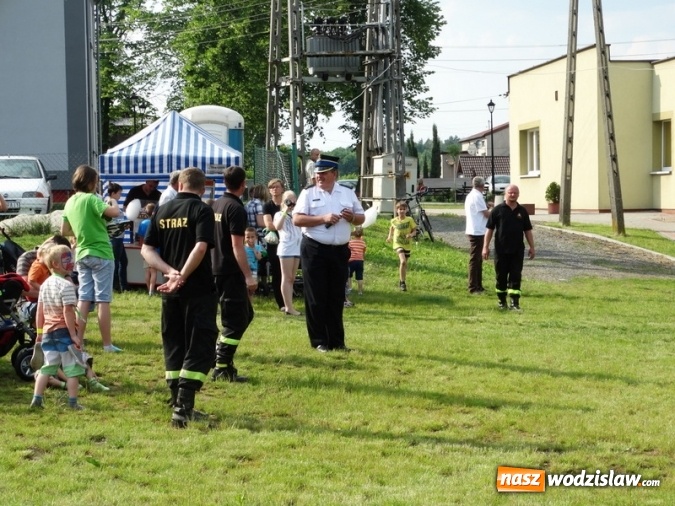 Zdjęcie w galerii na portalu naszwodzislaw.com: W Rzuchowie obchodzili Dzień Dziecka. W pomoc włączyli się strażacy z Głożyn wiadomości z regionu