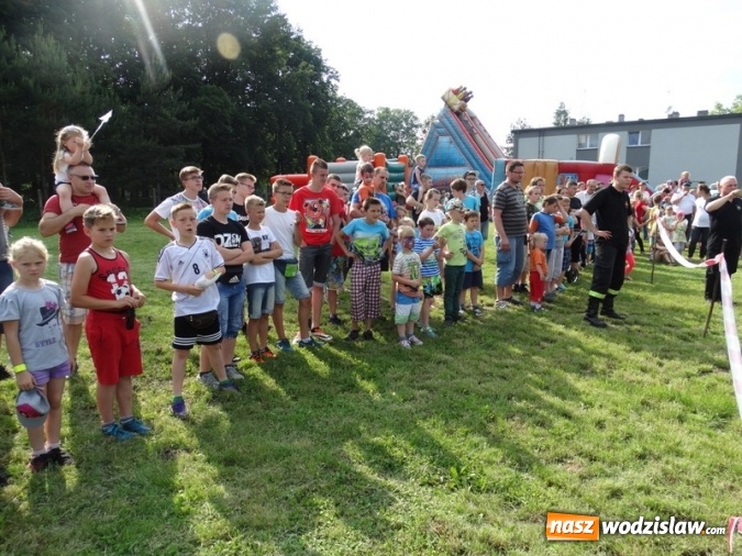 Zdjęcie w galerii na portalu naszwodzislaw.com: W Rzuchowie obchodzili Dzień Dziecka. W pomoc włączyli się strażacy z Głożyn wiadomości z regionu