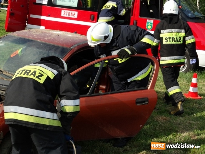 Zdjęcie w galerii na portalu naszwodzislaw.com: W Rzuchowie obchodzili Dzień Dziecka. W pomoc włączyli się strażacy z Głożyn wiadomości z regionu