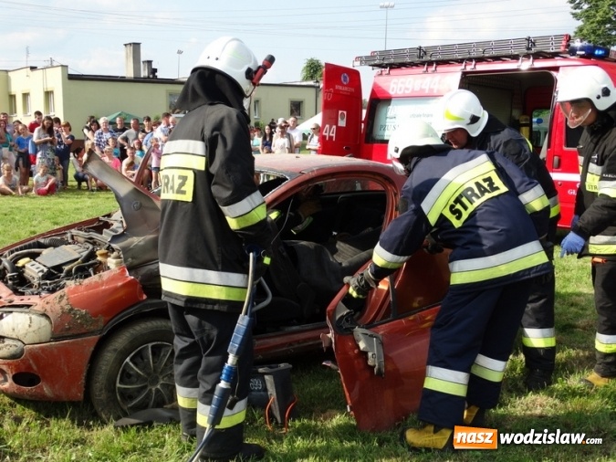 Zdjęcie w galerii na portalu naszwodzislaw.com: W Rzuchowie obchodzili Dzień Dziecka. W pomoc włączyli się strażacy z Głożyn wiadomości z regionu