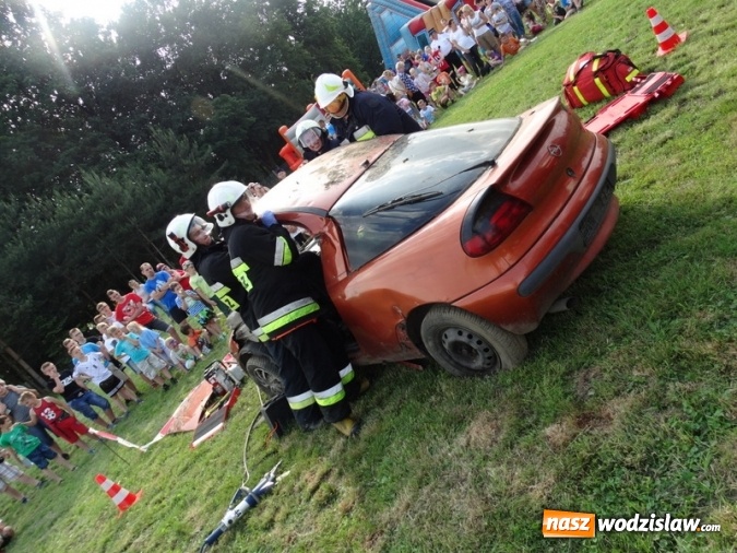 Zdjęcie w galerii na portalu naszwodzislaw.com: W Rzuchowie obchodzili Dzień Dziecka. W pomoc włączyli się strażacy z Głożyn wiadomości z regionu