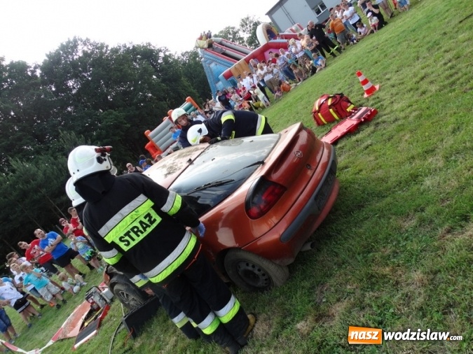 Zdjęcie w galerii na portalu naszwodzislaw.com: W Rzuchowie obchodzili Dzień Dziecka. W pomoc włączyli się strażacy z Głożyn wiadomości z regionu