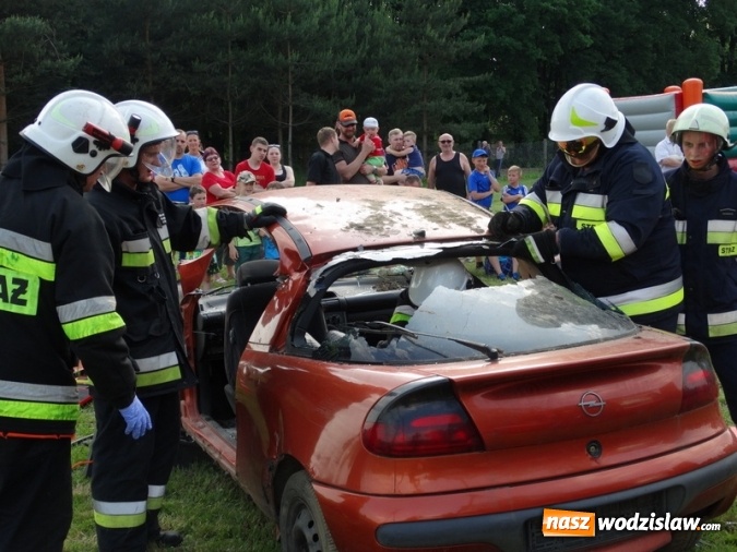 Zdjęcie w galerii na portalu naszwodzislaw.com: W Rzuchowie obchodzili Dzień Dziecka. W pomoc włączyli się strażacy z Głożyn wiadomości z regionu