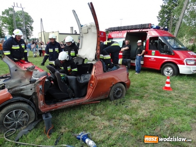 Zdjęcie w galerii na portalu naszwodzislaw.com: W Rzuchowie obchodzili Dzień Dziecka. W pomoc włączyli się strażacy z Głożyn wiadomości z regionu