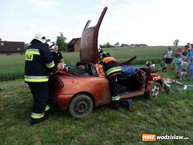 Zdjęcie w galerii na portalu naszwodzislaw.com: W Rzuchowie obchodzili Dzień Dziecka. W pomoc włączyli się strażacy z Głożyn wiadomości z regionu