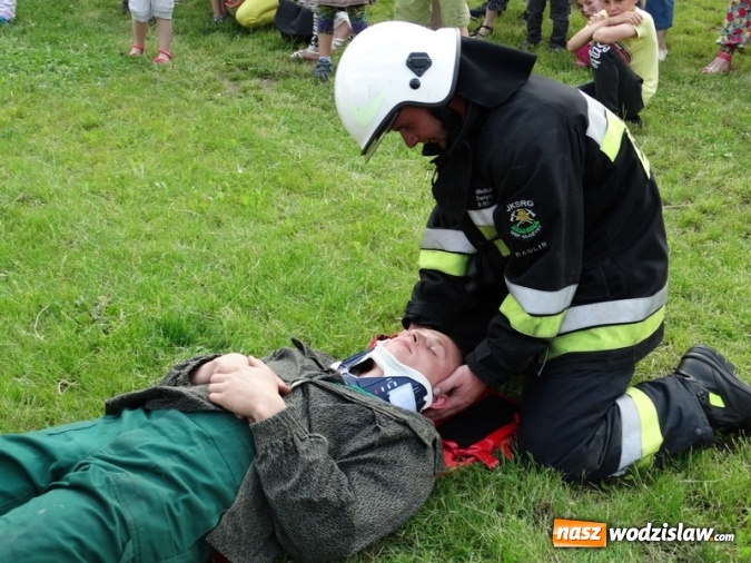 Zdjęcie w galerii na portalu naszwodzislaw.com: W Rzuchowie obchodzili Dzień Dziecka. W pomoc włączyli się strażacy z Głożyn wiadomości z regionu