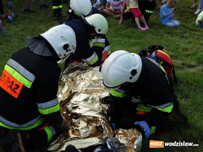 Zdjęcie w galerii na portalu naszwodzislaw.com: W Rzuchowie obchodzili Dzień Dziecka. W pomoc włączyli się strażacy z Głożyn wiadomości z regionu