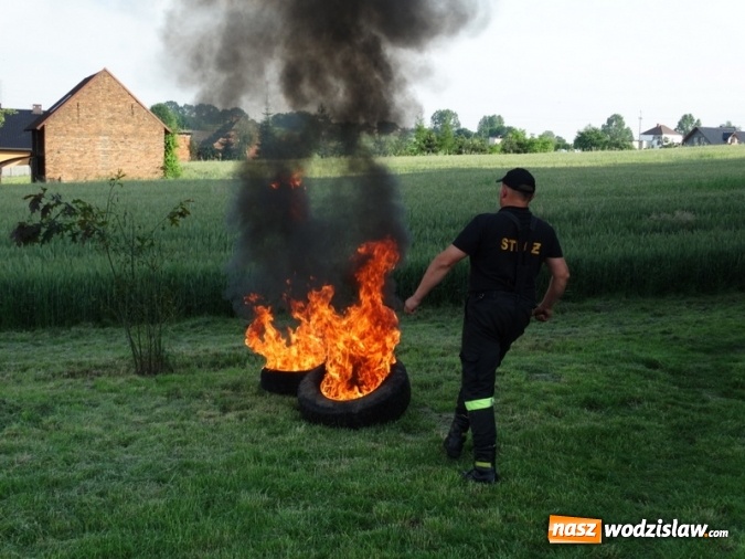 Zdjęcie w galerii na portalu naszwodzislaw.com: W Rzuchowie obchodzili Dzień Dziecka. W pomoc włączyli się strażacy z Głożyn wiadomości z regionu