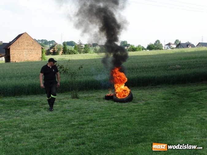 Zdjęcie w galerii na portalu naszwodzislaw.com: W Rzuchowie obchodzili Dzień Dziecka. W pomoc włączyli się strażacy z Głożyn wiadomości z regionu