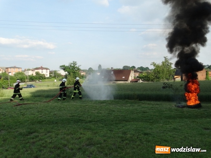 Zdjęcie w galerii na portalu naszwodzislaw.com: W Rzuchowie obchodzili Dzień Dziecka. W pomoc włączyli się strażacy z Głożyn wiadomości z regionu