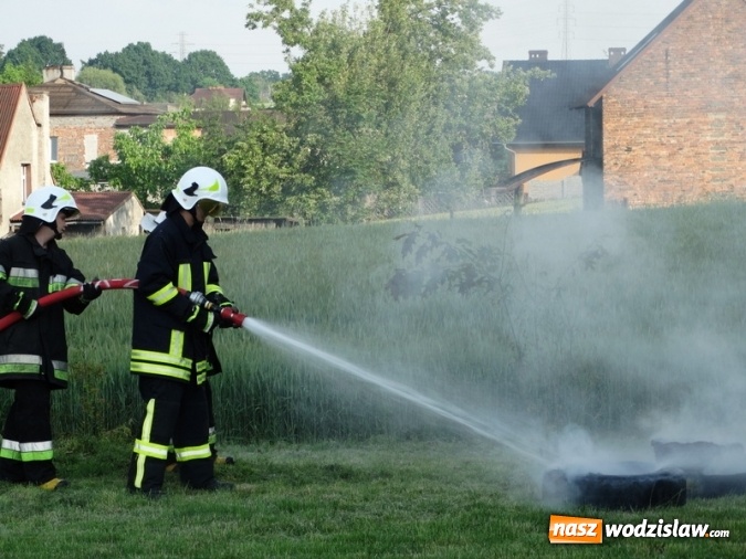 Zdjęcie w galerii na portalu naszwodzislaw.com: W Rzuchowie obchodzili Dzień Dziecka. W pomoc włączyli się strażacy z Głożyn wiadomości z regionu