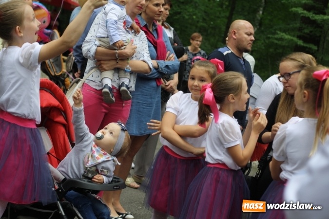 Zdjęcie w galerii na portalu naszwodzislaw.com: Festyn parafialny w Rogowie. Dobra zabawa i wiele atrakcji wiadomości z regionu