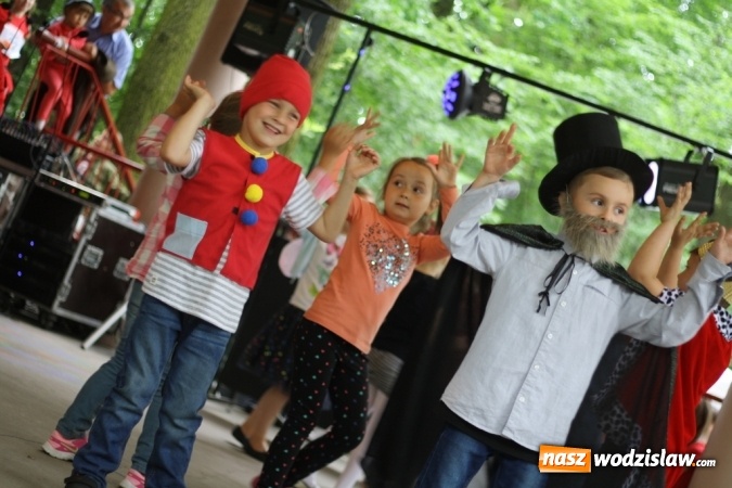 Zdjęcie w galerii na portalu naszwodzislaw.com: Festyn parafialny w Rogowie. Dobra zabawa i wiele atrakcji wiadomości z regionu