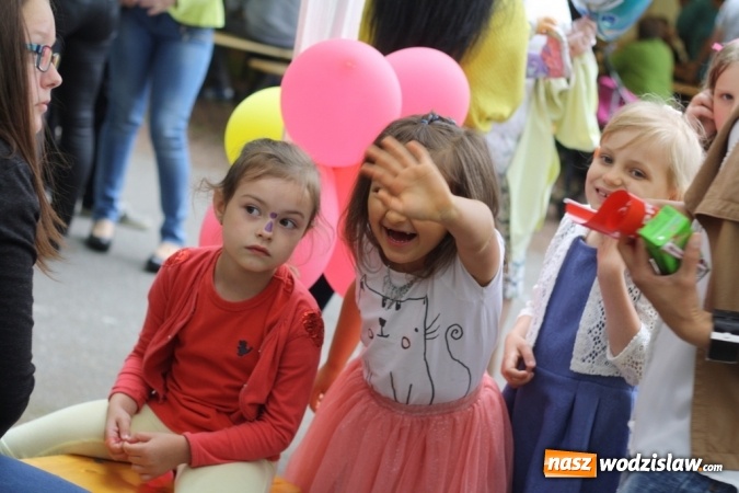 Zdjęcie w galerii na portalu naszwodzislaw.com: Festyn parafialny w Rogowie. Dobra zabawa i wiele atrakcji wiadomości z regionu