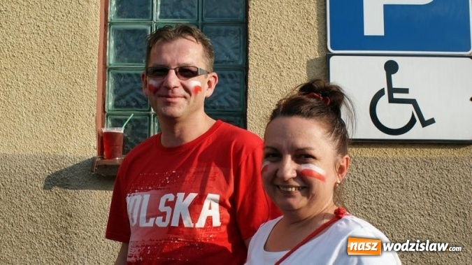 Zdjęcie w galerii na portalu naszwodzislaw.com: Szalona radość w strefie kibica w Gogołowej po pierwszym zwycięstwie Polaków wiadomości z regionu