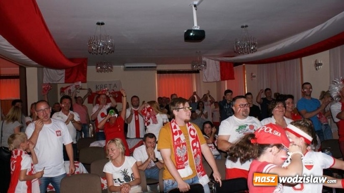 Zdjęcie w galerii na portalu naszwodzislaw.com: Szalona radość w strefie kibica w Gogołowej po pierwszym zwycięstwie Polaków wiadomości z regionu