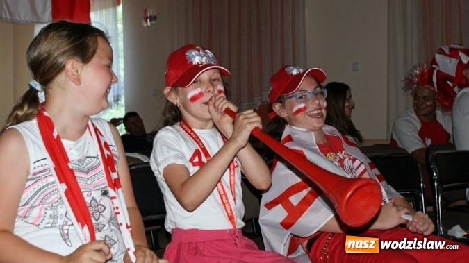 Zdjęcie w galerii na portalu naszwodzislaw.com: Szalona radość w strefie kibica w Gogołowej po pierwszym zwycięstwie Polaków wiadomości z regionu