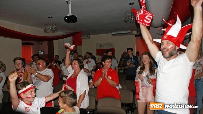 Zdjęcie w galerii na portalu naszwodzislaw.com: Szalona radość w strefie kibica w Gogołowej po pierwszym zwycięstwie Polaków wiadomości z regionu