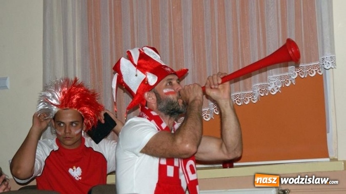 Zdjęcie w galerii na portalu naszwodzislaw.com: Szalona radość w strefie kibica w Gogołowej po pierwszym zwycięstwie Polaków wiadomości z regionu