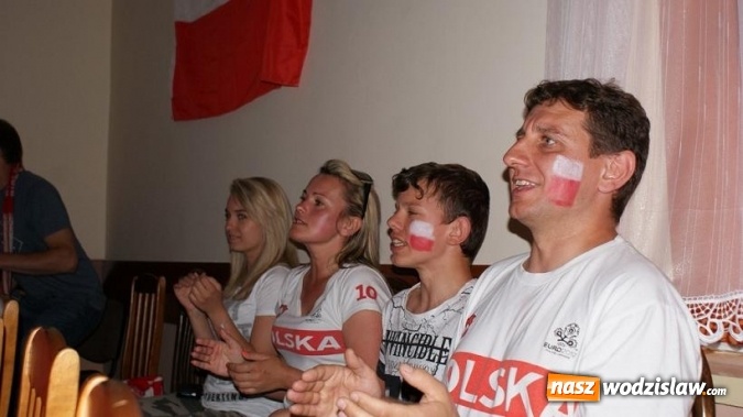 Zdjęcie w galerii na portalu naszwodzislaw.com: Szalona radość w strefie kibica w Gogołowej po pierwszym zwycięstwie Polaków wiadomości z regionu