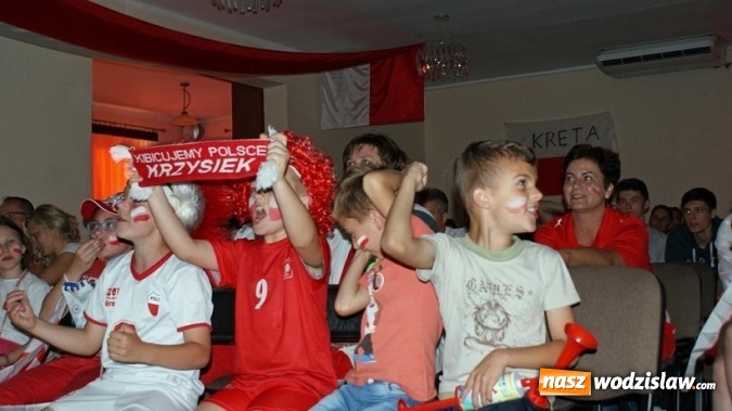 Zdjęcie w galerii na portalu naszwodzislaw.com: Szalona radość w strefie kibica w Gogołowej po pierwszym zwycięstwie Polaków wiadomości z regionu
