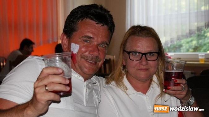 Zdjęcie w galerii na portalu naszwodzislaw.com: Szalona radość w strefie kibica w Gogołowej po pierwszym zwycięstwie Polaków wiadomości z regionu