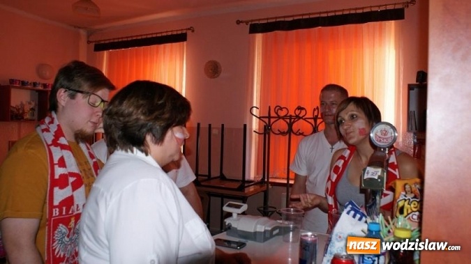 Zdjęcie w galerii na portalu naszwodzislaw.com: Szalona radość w strefie kibica w Gogołowej po pierwszym zwycięstwie Polaków wiadomości z regionu