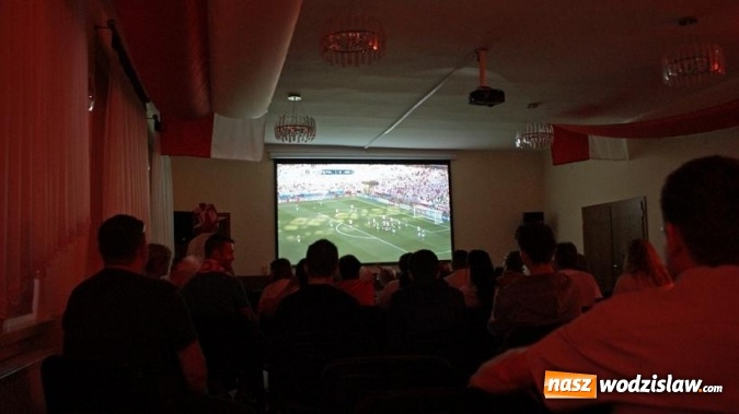 Zdjęcie w galerii na portalu naszwodzislaw.com: Szalona radość w strefie kibica w Gogołowej po pierwszym zwycięstwie Polaków wiadomości z regionu