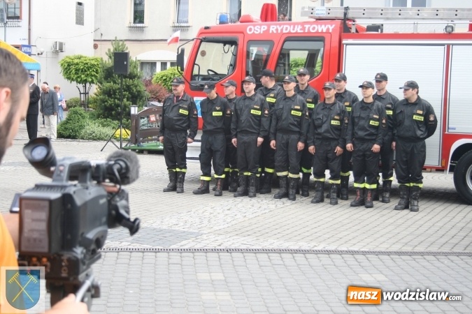 Zdjęcie w galerii na portalu naszwodzislaw.com: Strażacki wóz bojowy Renault Midlum uroczyście przekazany do OSP w Rydułtowach  wiadomości z regionu
